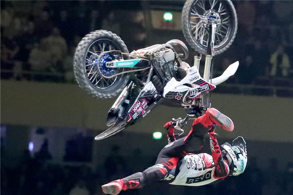 Freestyle beim ADAC Supercross in der Westfalenhalle am 14. Januar: Die motorisierten Akrobaten sorgten für Staunen in der ausverkauften Halle.