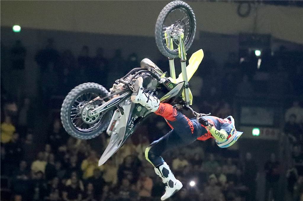 Freestyle beim ADAC Supercross in der Westfalenhalle am 14. Januar: Die motorisierten Akrobaten sorgten für Staunen in der ausverkauften Halle.
