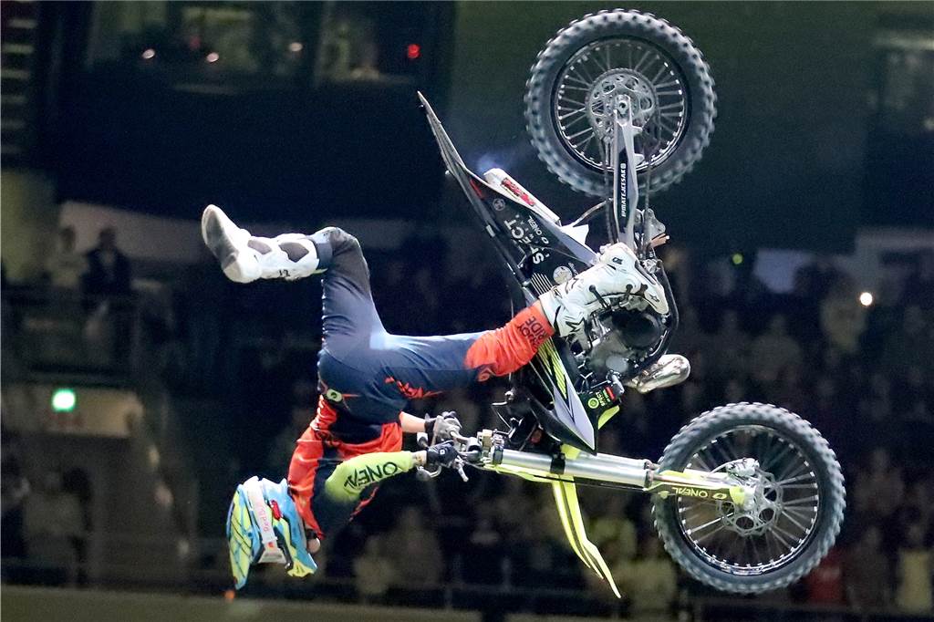 Freestyle beim ADAC Supercross in der Westfalenhalle am 14. Januar: Die motorisierten Akrobaten sorgten für Staunen in der ausverkauften Halle.