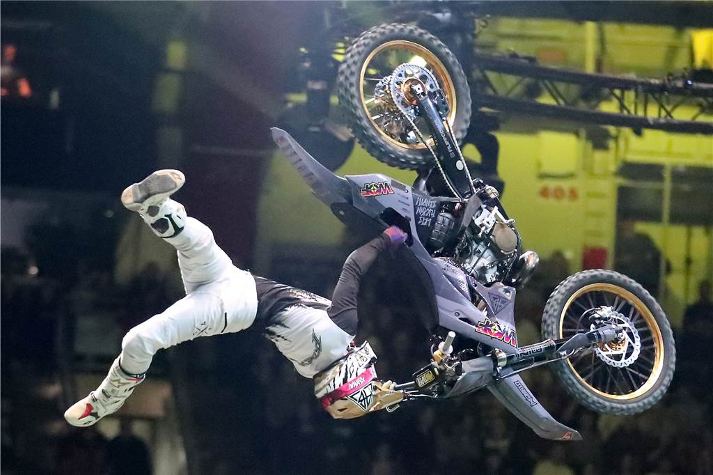 Freestyle beim ADAC Supercross in der Westfalenhalle am 14. Januar: Die motorisierten Akrobaten sorgten für Staunen in der ausverkauften Halle.