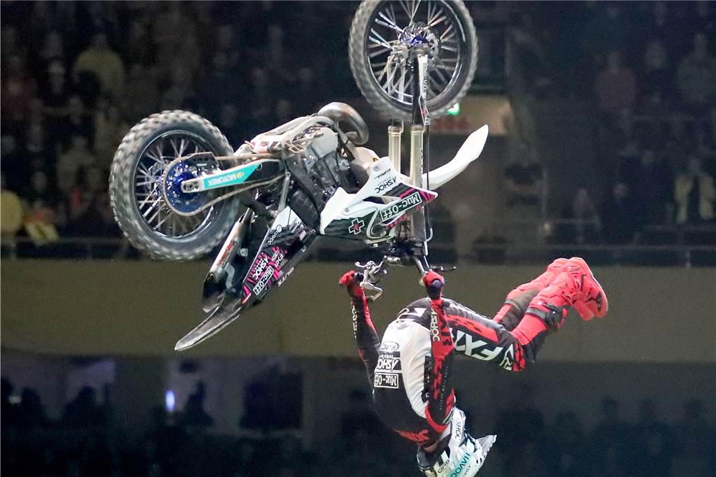 Freestyle beim ADAC Supercross in der Westfalenhalle am 14. Januar: Die motorisierten Akrobaten sorgten für Staunen in der ausverkauften Halle.