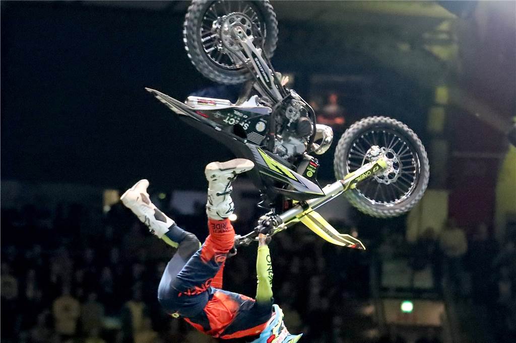 Freestyle beim ADAC Supercross in der Westfalenhalle am 14. Januar: Die motorisierten Akrobaten sorgten für Staunen in der ausverkauften Halle.