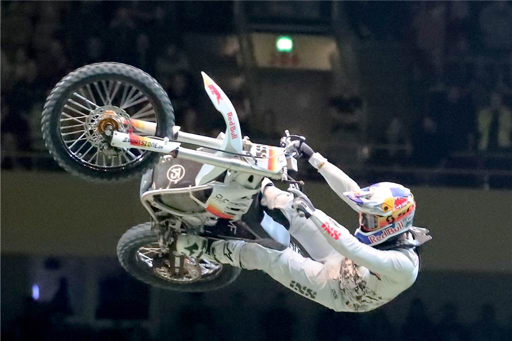 Freestyle beim ADAC Supercross in der Westfalenhalle am 14. Januar: Die motorisierten Akrobaten sorgten für Staunen in der ausverkauften Halle.