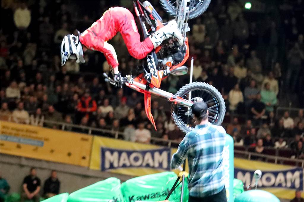 Freestyle beim ADAC Supercross in der Westfalenhalle am 14. Januar: Die motorisierten Akrobaten sorgten für Staunen in der ausverkauften Halle.