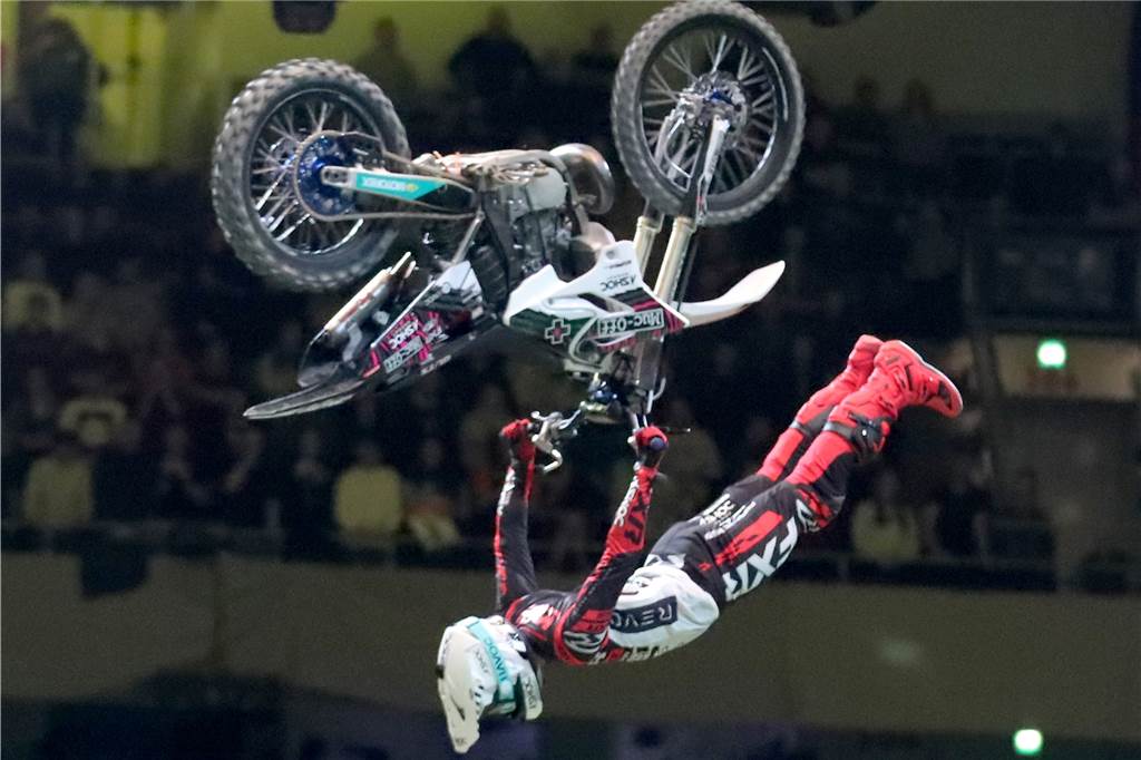 Freestyle beim ADAC Supercross in der Westfalenhalle am 14. Januar: Die motorisierten Akrobaten sorgten für Staunen in der ausverkauften Halle.