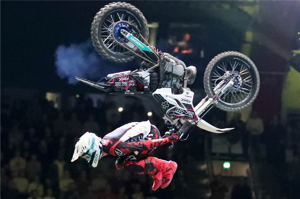 Freestyle beim ADAC Supercross in der Westfalenhalle am 14. Januar: Die motorisierten Akrobaten sorgten für Staunen in der ausverkauften Halle.