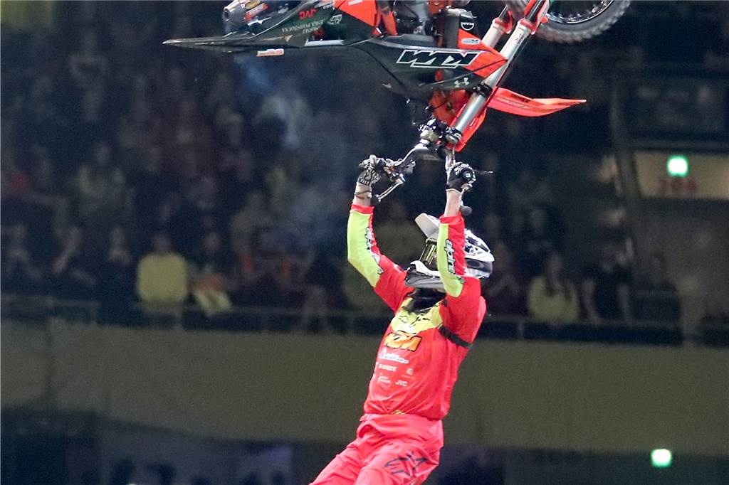 Freestyle beim ADAC Supercross in der Westfalenhalle am 14. Januar: Die motorisierten Akrobaten sorgten für Staunen in der ausverkauften Halle.