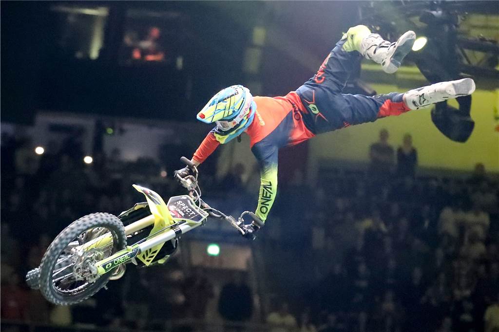 Freestyle beim ADAC Supercross in der Westfalenhalle am 14. Januar: Die motorisierten Akrobaten sorgten für Staunen in der ausverkauften Halle.