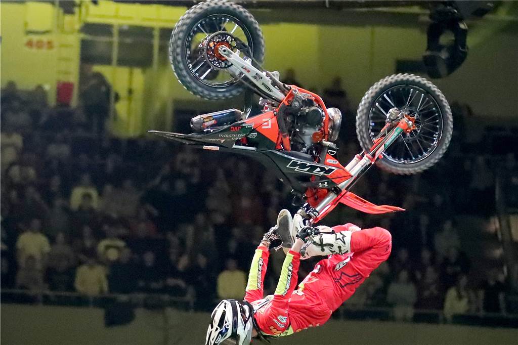 Freestyle beim ADAC Supercross in der Westfalenhalle am 14. Januar: Die motorisierten Akrobaten sorgten für Staunen in der ausverkauften Halle.