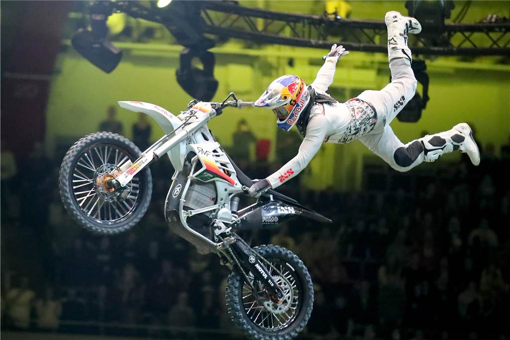 Freestyle beim ADAC Supercross in der Westfalenhalle am 14. Januar: Die motorisierten Akrobaten sorgten für Staunen in der ausverkauften Halle.