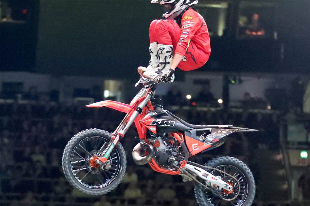 Freestyle beim ADAC Supercross in der Westfalenhalle am 14. Januar: Die motorisierten Akrobaten sorgten für Staunen in der ausverkauften Halle.