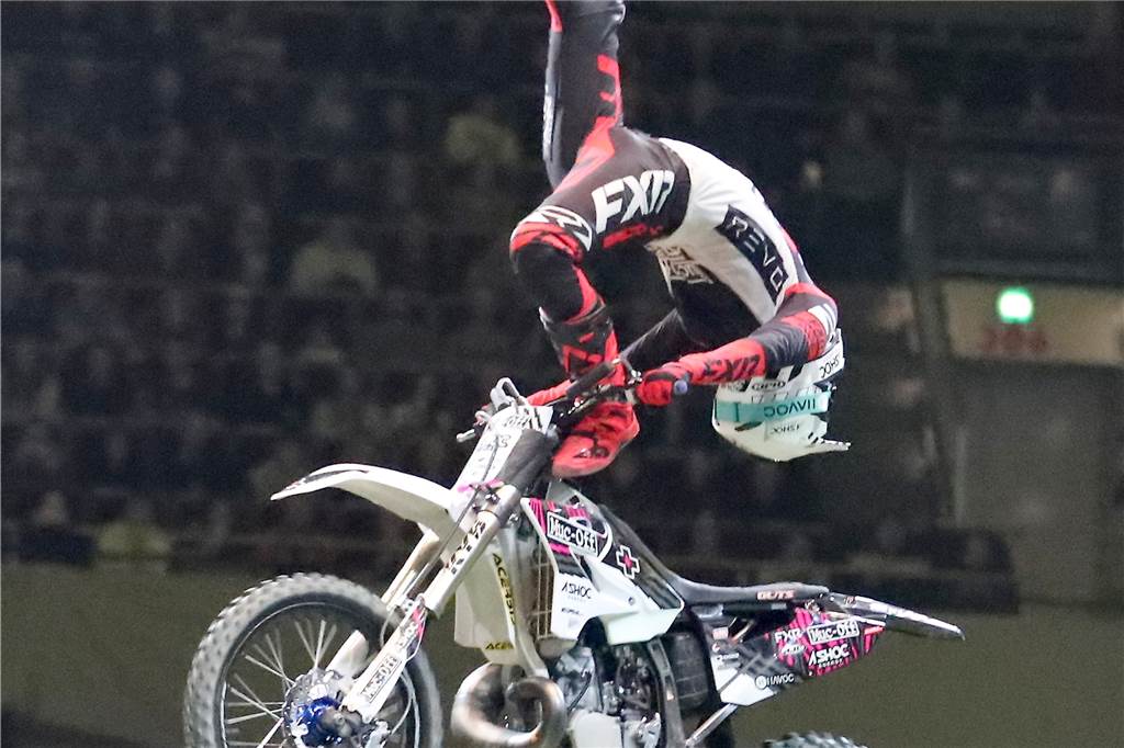 Freestyle beim ADAC Supercross in der Westfalenhalle am 14. Januar: Die motorisierten Akrobaten sorgten für Staunen in der ausverkauften Halle.