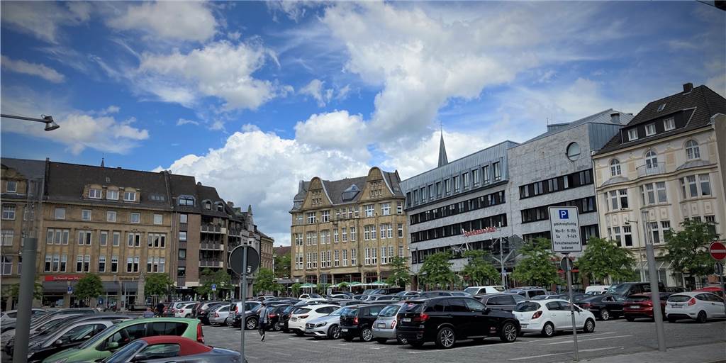 Castrop-Rauxel braucht mehr E-Autos: Freies Parken hilft Frei parken dürfen Autos mit E-Kennzeichen seit Montag (1.8.) auf dem Castroper Markt und anderswo.