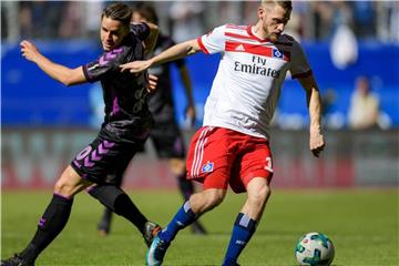 Freiburgs Christian Günter (l) hat gegen HSV-Profi Aaron Hunt das Nachsehen. Foto: Axel Heimken