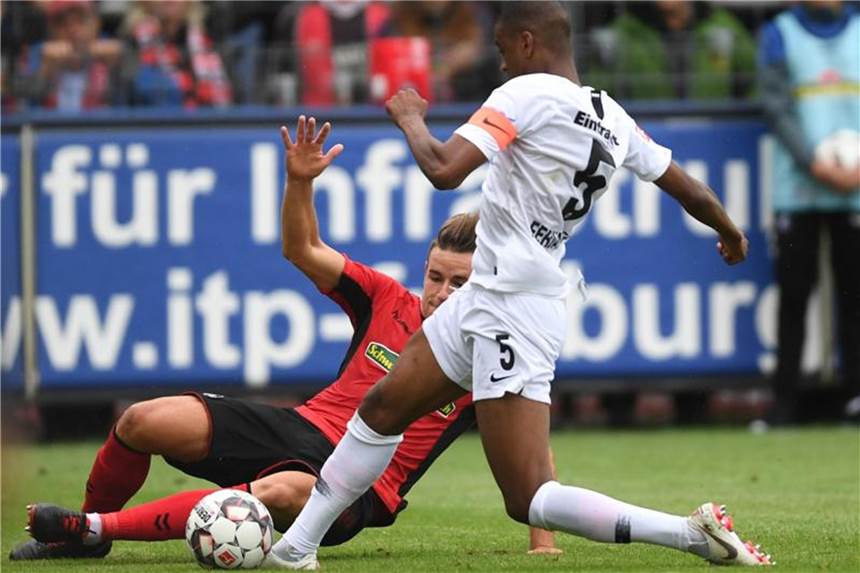 „Genugtuung“ für Eintrachts Hütter: 2:0 gegen SC Freiburg Freiburgs Christian Günter (l) und Frankfurts Gelson Fernandes (r) kämpfen um den Ball. Foto: Patrick Seeger