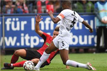 Freiburgs Christian Günter (l) und Frankfurts Gelson Fernandes (r) kämpfen um den Ball. Foto: Patrick Seeger
