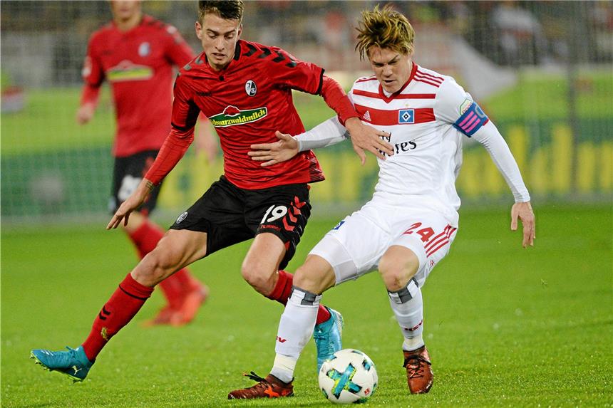 Freiburgs Janik Haberer (l.) im Duell mit HSV-Kapitän Gotoku Sakai.