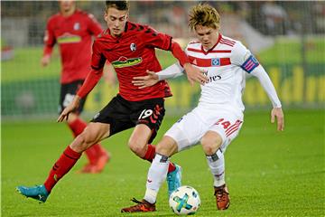 Freiburgs Janik Haberer (l.) im Duell mit HSV-Kapitän Gotoku Sakai.