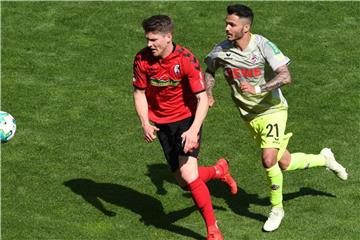 Freiburgs Lukas Kübler (l) behauptet den Ball vor Kölns Leonardo Bittencourt (r). Foto: Patrick Seeger