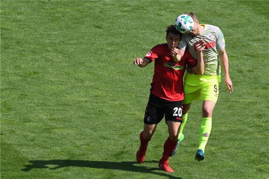 Sechster Abstieg besiegelt: Köln verliert 2:3 in Freiburg Freiburgs Marc-Oliver Kempf (l) und Kölns Simon Terodde. Foto: Patrick Seeger