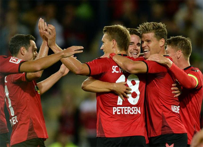 1:0 Heimsieg: SC Freiburg macht den ersten Schritt Freiburgs Stürmer Nils Petersen (M.) traf früh zum 1:0.