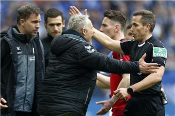 Freiburgs Trainer Christian Streich beschwerte sich vehement bei Schiedsrichter Tobias Stieler. Foto: Ina Fassbender