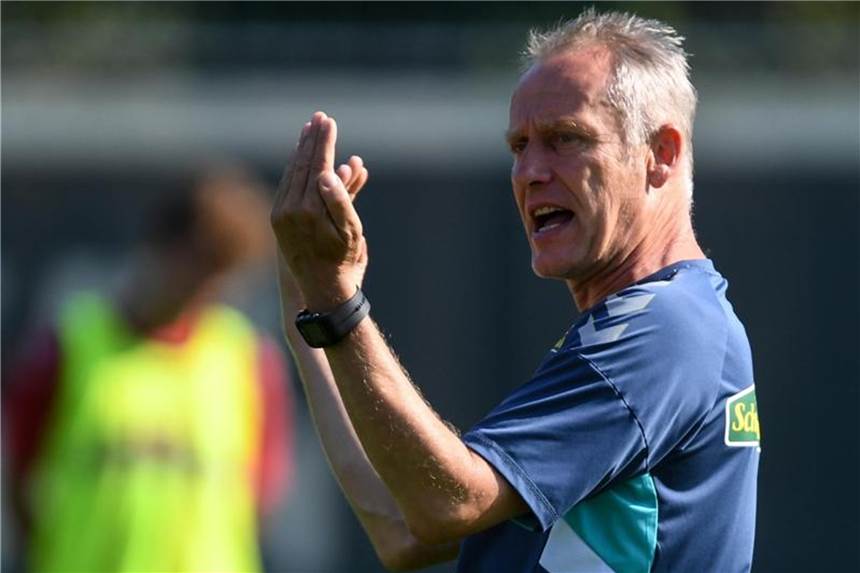 Freiburgs Trainer Christian Streich hat immer noch Probleme mit dem Rücken. Foto: Patrick Seeger