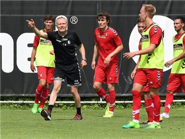 Freiburgs Trainer Christian Streich hofft noch auf Neuzugänge. Foto: Uli Deck
