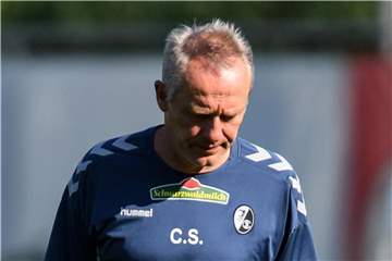 Freiburgs Trainer Christian Streich ist nach einem Bandscheibenvorfall noch nicht wieder einsatzfähig. Foto: Patrick Seeger