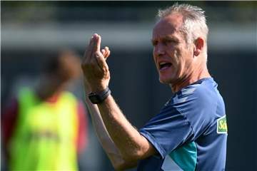 Freiburgs Trainer Christian Streich leidet an einem kleinen Bandscheibenvorfall. Foto: Patrick Seeger