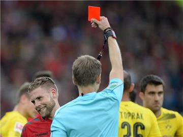 Freiburgs Yoric Ravet (l) hatte gegen den BVB die Rote Karte gesehen. Foto: Patrick Seeger