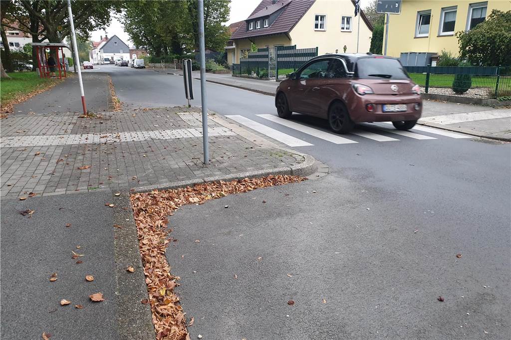Anwohnerärger wegen Fahrbahneinengung - Stadt und SPD widersprechen Freie Fahrt für Autos oder Rücksicht auf andere? Diese Verkehrseinengung sorgt für Zündstoff.