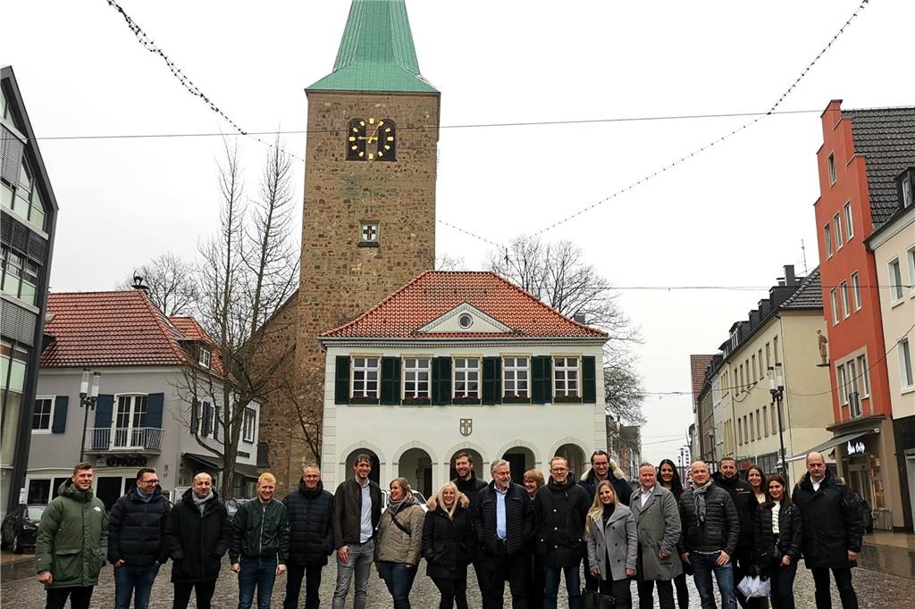 Vorfreude steigt: Freie Fahrt voraus für „Dorsten isst mobil“ Veranstalter von Dorsten isst mobil 2023 stehen auf dem Markplatz in Dorsten
