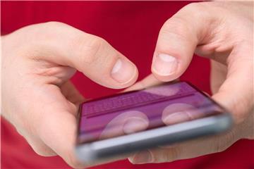 Freie Meinungsäußerung: Was Arbeitnehmer über ihren Arbeitgeber im Netz posten, dürfen sie selbst entscheiden - Lügen und Beleidigungen sind allerdings verboten. Foto: Andrea Warnecke