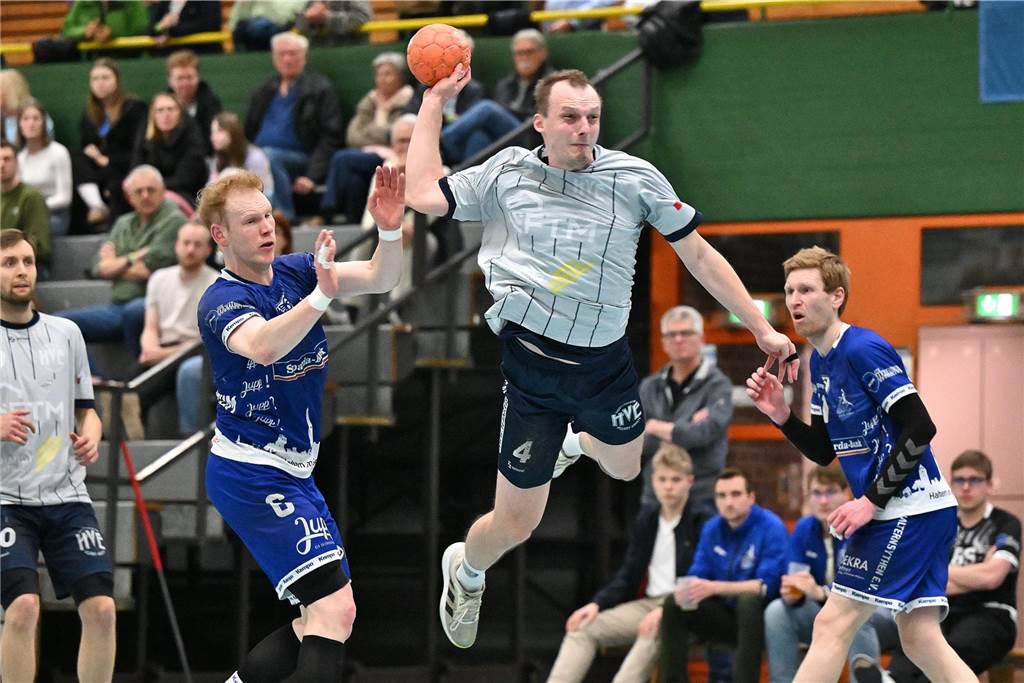 Schon in Halbzeit eins ist das Spiel entschieden Fabian Bleibel zieht ab, Lukas Schulte-Lünzum (l.) und Julian Schrief können nur noch zusehen.
