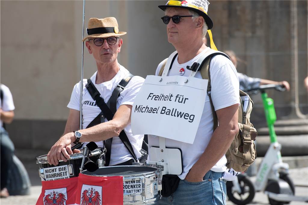 Rechtsextreme hoffen auf den Krisengewinn: Droht im Herbst eine Energiepreis-Protestwelle? "Freiheit für Michael Ballweg" steht auf dem Plakat eines Teilnehmers der Demonstration "Uneingeschränkte Wiederherstellung sämtlicher Grundrechte".