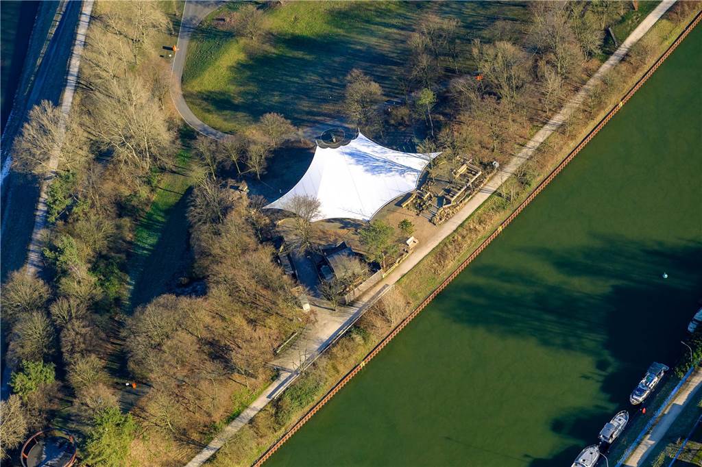 Freilichtbühne am Kanal.