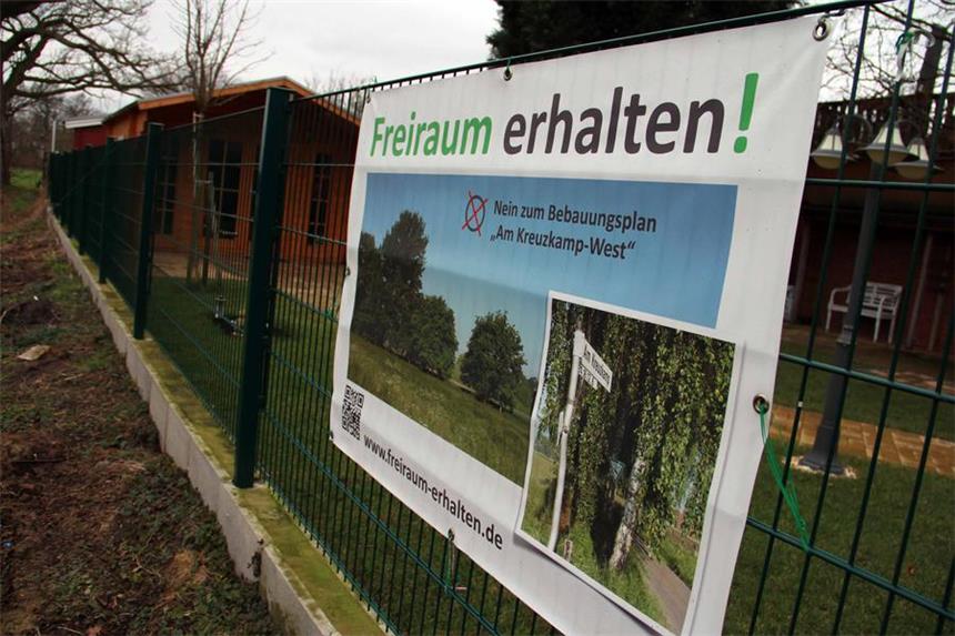 Stadtrat stimmt für das Baugebiet Kreuzkamp-West "Freiraum erhalten" heißt die Bügerinitiative, die gegen das Baugebiet kämpft. Am Ortsrand von Beifang soll das Neubaugebiet "Am Kreuzkamp-West" entstehen, wenn es nach den Plänen der Stadt und der Volksbank geht, die hier Teile der Flächen besitzt.