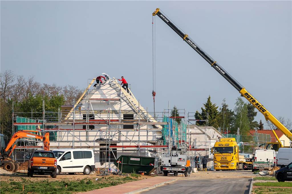 Studie kritisiert mangelhafte Wohnungsbaupolitik - im Alter droht Armut Baustelle in einem Neubaugebiet.