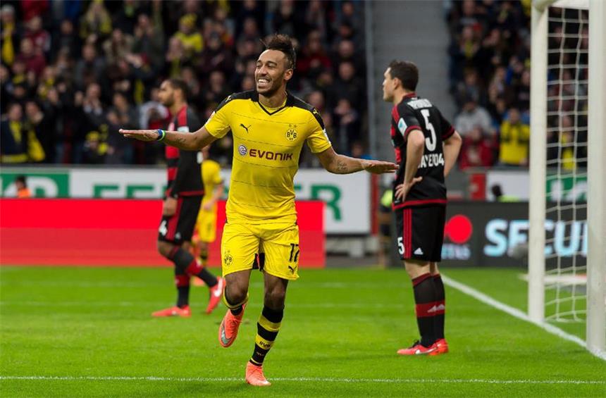 1:0 - BVB behält die Nerven in kurioser Partie Freistoß in der eigenen Hälfte nach Foul an Bender - Dortmund schaltet am schnellsten - und Aubameyang trifft zum 1:0.
