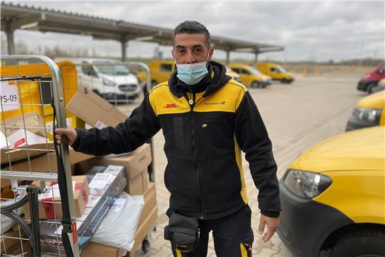 Postbote Hakan Erdogan und 73 Kollegen eröffnen neuen DHL-Stützpunkt