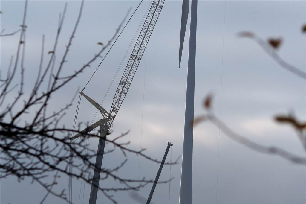 Riesen-Krane zerlegen Windrad: Spektakuläre Baustelle auf Schwerin