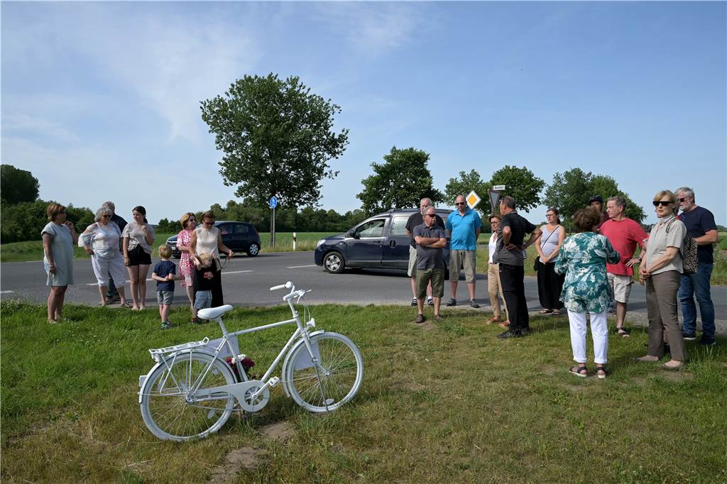 Freitag trafen sich hier Familie und Freunde zu einer Gedenkveranstaltung am Geisterfahrrad.
