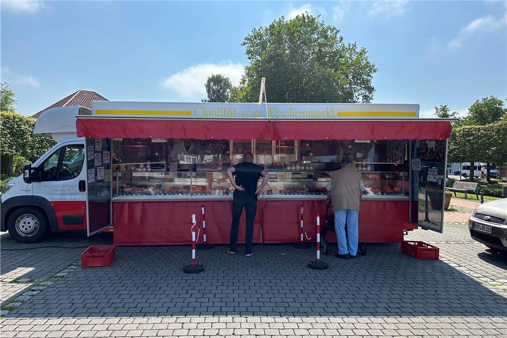 Eine Asbecker Familiengeschichte: Der Erfolg der Metzgerei Kemper Freitagnachmittag auf dem Dorfplatz in Legden: Ab 13.45 Uhr macht der Kemper-Marktwagen hier Station.