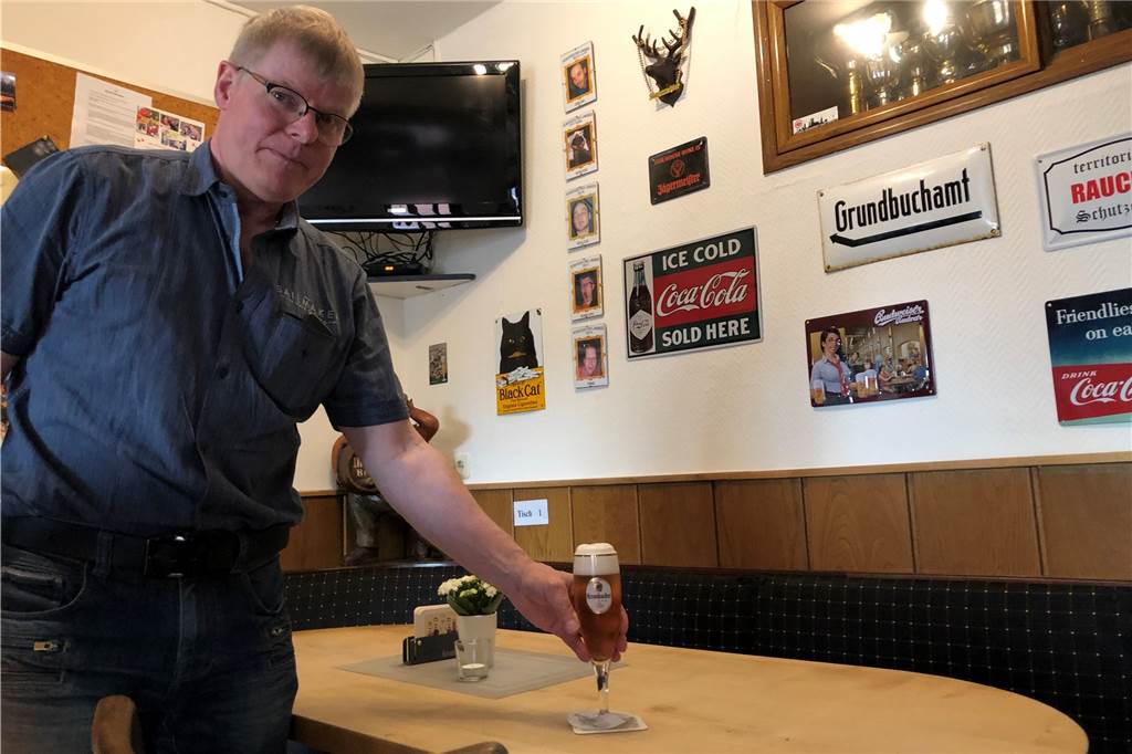 Rally dreht in der Stadtlohner Traditionskneipe Lobbe den Zapfhahn auf Freitagsmorgens wird das Bier in der Stammtischecke der Lobbe nur fürs Foto serviert. Aber am Abend ist der Platz wieder voll mit Gästen.