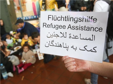 Freiwillige Flüchtlingshelfer am Hamburger Hauptbahnhof: Laut einer aktuellen Umfrage sind Muslime in Deutschland häufiger in der Flüchtlingshilfe aktiv als Angehörige anderer Religionen oder Konfessionslose. Foto: Bodo Marks/Archiv