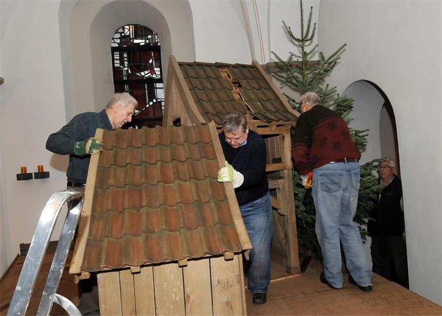 So entsteht die Krippe in der Marienkirche Schwerte Freiwillige Helfer bauen die große Krippe in der Marienkirche auf.