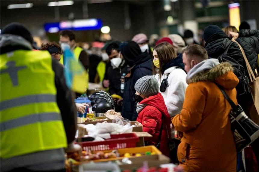Wie die Kriegsflüchtlinge verteilen? Viele wollen nicht aufs Land Freiwillige Helfer verteilen am Berliner Hauptbahnhof Essen an Menschen aus der Ukraine. Die Verteilung der Kriegsflüchtlinge gestaltet sich knifflig.
