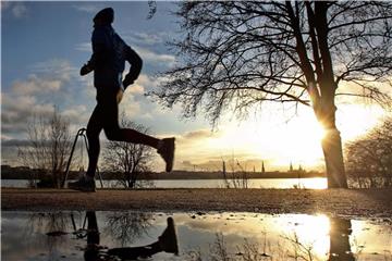 Freizeitsportler joggen im Winter am besten mit einer Mütze. Foto: Bodo Marks dpa