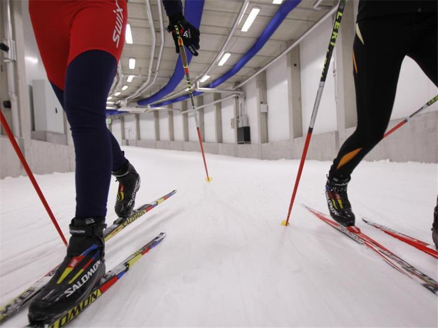 Wintersport im Thüringer Wald genießen Freizeitsportler und Touristen sollen in der Skihalle auf Kunstschnee 365 Tage im Jahr Skifahren können. Foto: Lars Schneider